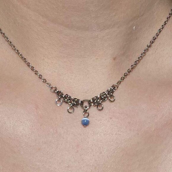 Vintage dainty small pearl and silver necklace with a small silver chain - Picture 2 of 8